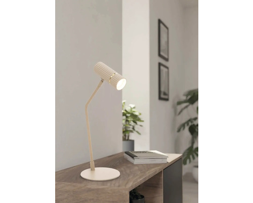 Lampă de masă pe o masă