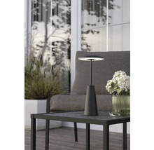 Lampă de masă decorativă pe o masă de grădină