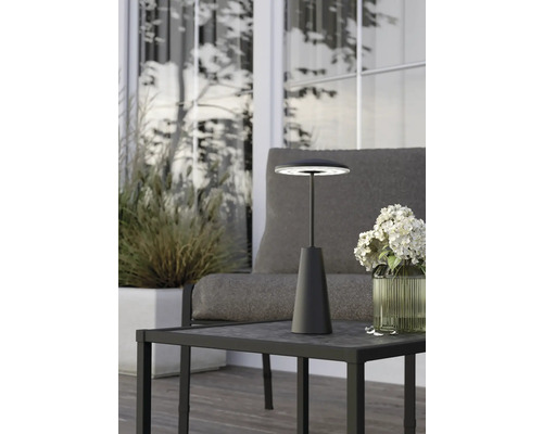 Lampă de masă decorativă pe o masă de grădină