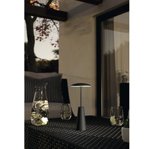 Lampă de masă pe o masă în aer liber cu băuturi și pahare.