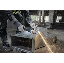 Artizan șlefuind metal cu un polizor unghiular și scântei