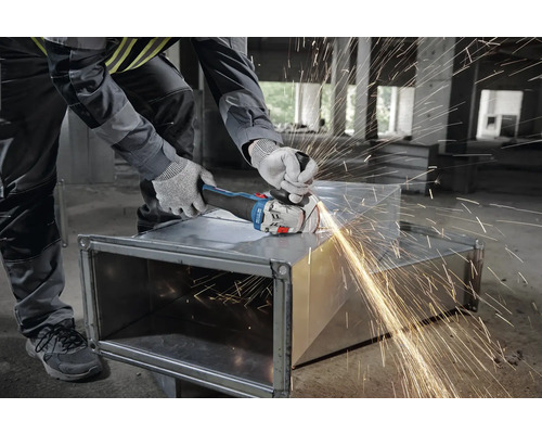 Artizan șlefuind metal cu un polizor unghiular și scântei