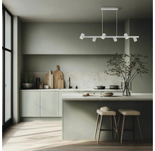 Pendul modern cu șase spoturi reglabile într-o bucătărie luminoasă cu insulă și scaune de bar împletite.