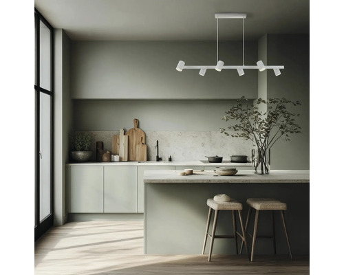 Pendul modern cu șase spoturi reglabile într-o bucătărie luminoasă cu insulă și scaune de bar împletite.
