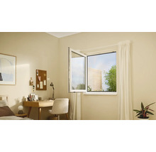 Cameră luminoasă cu fereastră oscilobatantă deschisă, birou și pat.