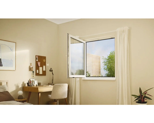 Cameră luminoasă cu fereastră oscilobatantă deschisă, birou și pat.