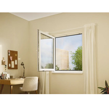 Cameră luminoasă cu fereastră deschisă, birou și decorațiuni.