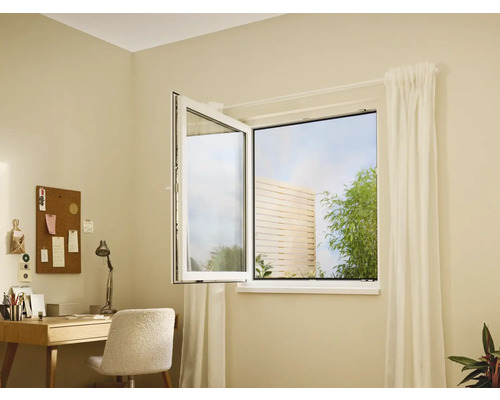 Cameră luminoasă cu fereastră deschisă, birou și decorațiuni.