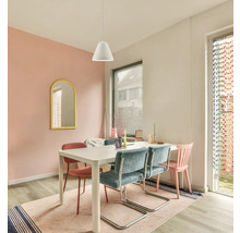 Zonă de luat masa luminoasă cu masă albă, scaune tip consolă din catifea albastră, pendulă albă și oglindă cu ramă galbenă.