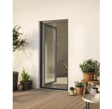 Terasa cu ușă glisantă deschisă, plante și mobilier de grădină