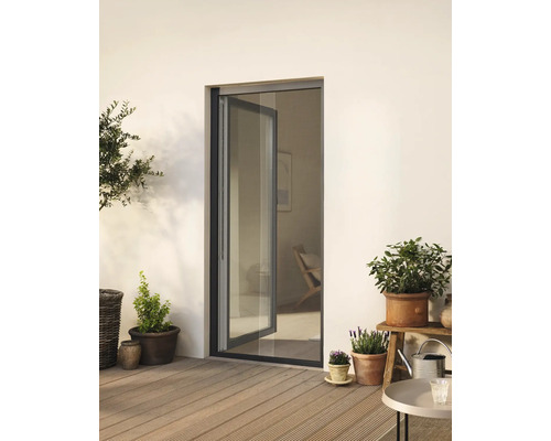 Terasa cu ușă glisantă deschisă, plante și mobilier de grădină