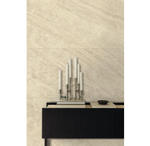 Faianță cu aspect de piatră naturală în spatele unei console negre cu un sfeșnic, într-un interior modern.