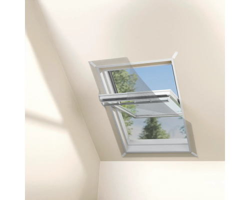 Fereastră de mansardă cu plasă de țânțari