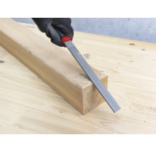 Rașpel de lemn utilizat pe o bucată de lemn