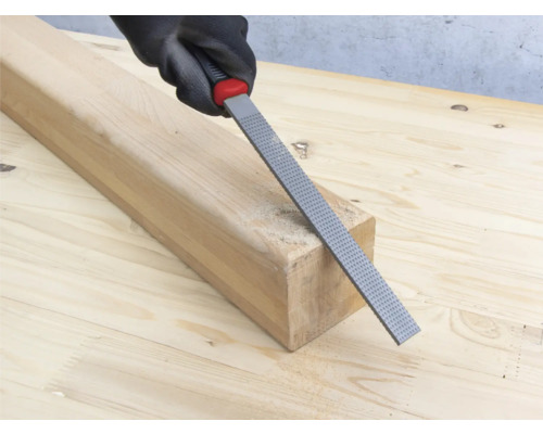 Rașpel de lemn utilizat pe o bucată de lemn