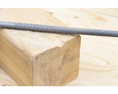 Rindea de lemn pentru prelucrarea unei bucăți de lemn