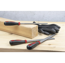 Bloc de lemn, mănuși și diferite pile pe o suprafață din lemn.