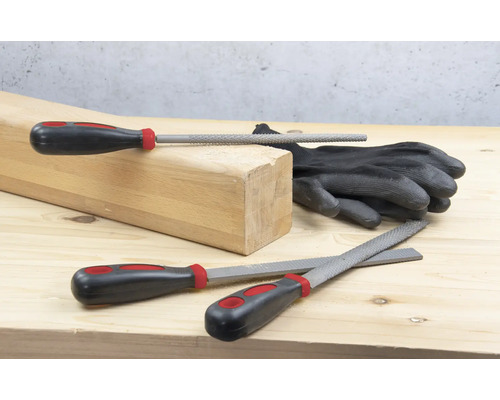 Bloc de lemn, mănuși și diferite pile pe o suprafață din lemn.