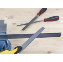 Pilă plată pentru prelucrarea metalelor în menghină