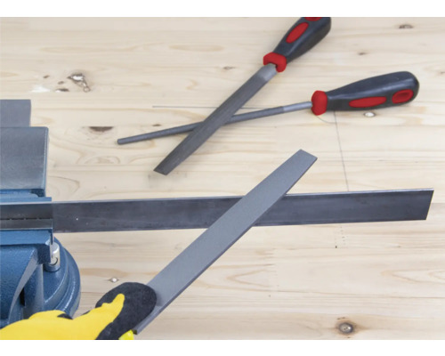 Pilă plată pentru prelucrarea metalelor în menghină