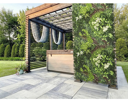 Scenă cu cadă cu hidromasaj sub o pergolă și un perete vertical de grădină