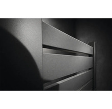 Vedere de aproape a unui radiator modern de baie de culoare antracit cu lamele plate orizontale și o suprafață mată texturată.