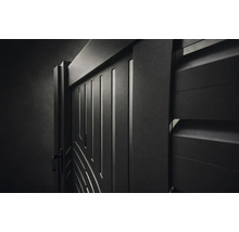 Prim-plan cu o poartă de grădină modernă din aluminiu gri închis cu lamele verticale și mâner.