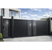 Sistem modern de gard și poartă din aluminiu cu lamele orizontale și model circular decorativ tăiat cu laser în fața unei case moderne.