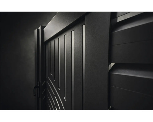 Prim-plan cu o poartă de grădină modernă din aluminiu gri închis cu lamele verticale și mâner.