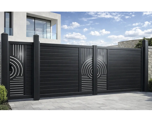 Sistem modern de gard și poartă din aluminiu cu lamele orizontale și model circular decorativ tăiat cu laser în fața unei case moderne.