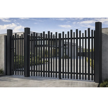 Poartă de acces modernă din metal cu două aripi, cu portiță pietonală asortată și bare verticale de înălțimi neregulate.