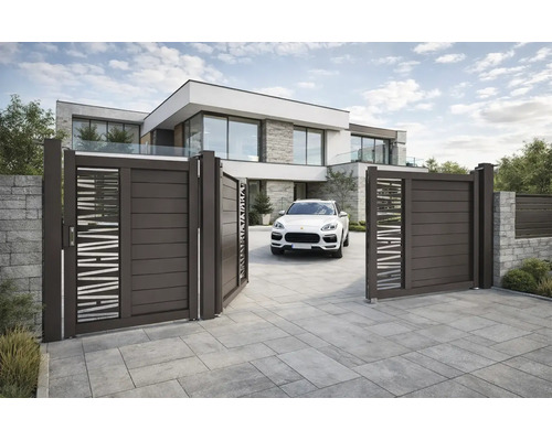 Poartă de acces modernă din metal cu panouri decorative în fața unei case cu alee pavată.