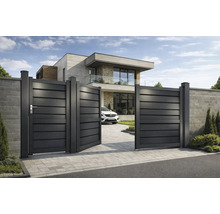 Poartă de acces modernă din metal formată din trei părți cu lamele orizontale la o intrare de casă luminoasă și pavată.