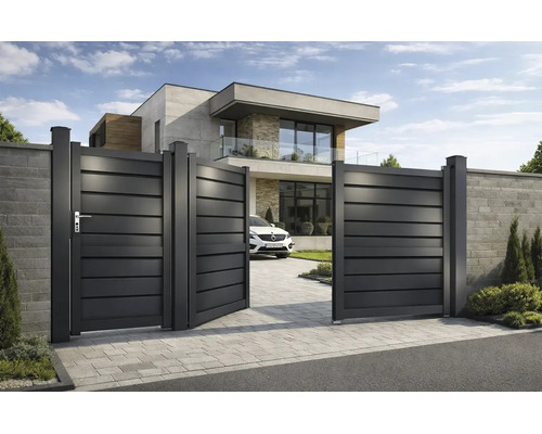 Poartă de acces modernă din metal formată din trei părți cu lamele orizontale la o intrare de casă luminoasă și pavată.