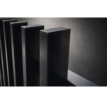 Vedere de aproape a unui radiator modern cu profile rectangulare verticale de culoare negru mat.