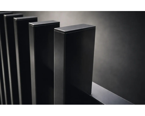 Vedere de aproape a unui radiator modern cu profile rectangulare verticale de culoare negru mat.