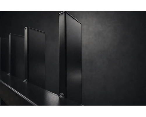 Prim-plan cu profile de gard rectangulare din metal, montate pe o șină de suport.