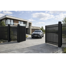 Poartă de acces modernă din bare metalice negre în fața unei case cu mașină și alee pavată.