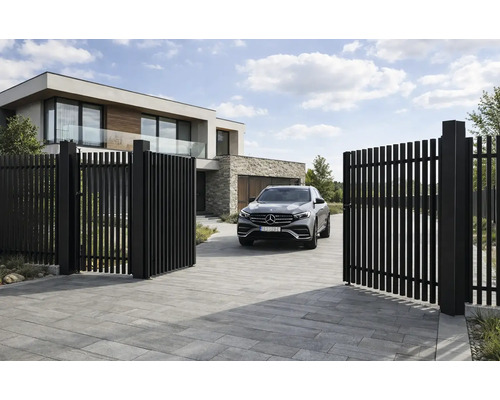 Poartă de acces modernă din bare metalice negre în fața unei case cu mașină și alee pavată.
