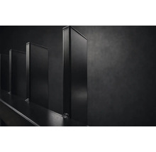 Prim-plan cu profile de gard rectangulare din metal, montate pe o șină de suport.