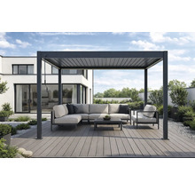 Pergolă modernă din aluminiu cu lamele pe o terasă cu mobilier de grădină în fața unei case.