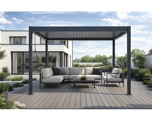 Pergolă modernă din aluminiu cu lamele pe o terasă cu mobilier de grădină în fața unei case.