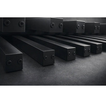 Mai multe profiluri metalice rectangulare negre cu capace de capăt și șuruburi în cruce.