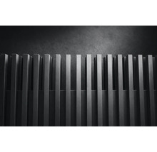 Detaliu al unui radiator design modern cu lamele dreptunghiulare verticale și suprafață mată.