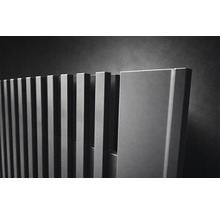 Vedere detaliată a unui radiator modern cu lamele verticale din metal.