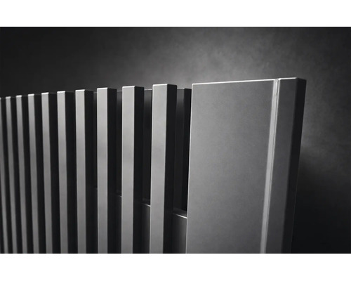 Vedere detaliată a unui radiator modern cu lamele verticale din metal.