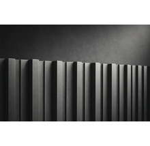 Panou de perete cu lamele verticale tridimensionale din material structurat gri.