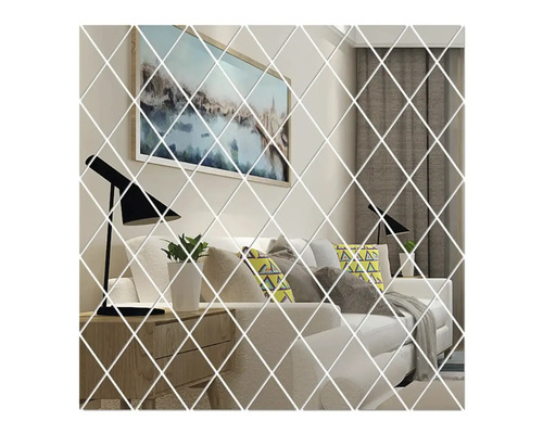 Oglindă de perete din plăci de oglindă în formă de romb care reflectă o sufragerie luminoasă cu o canapea albă și o măsuță din lemn.