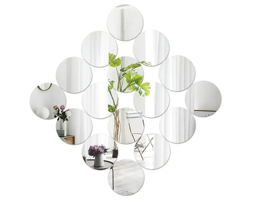 Set de 13 oglinzi de perete rotunde în formă de romb care reflectă plante și piese de mobilier.