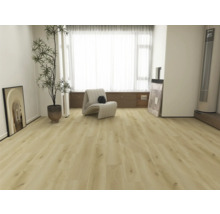 Cameră de zi modernă și luminoasă cu pardoseală laminată cu aspect de stejar, fotoliu alb, plantă de interior și fereastră mare.